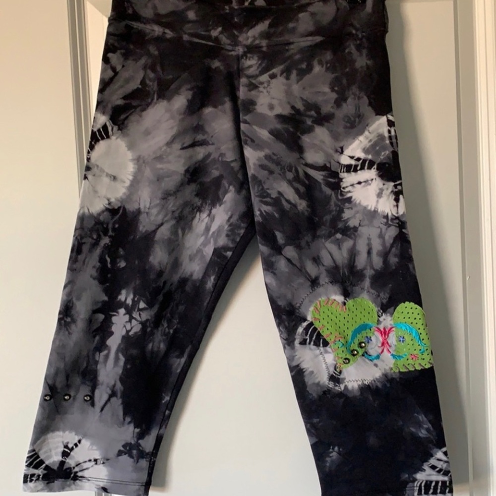 NWOT Margarita Activewear Studded Supplex Tye Dye Batik Hearts Capri Pants
